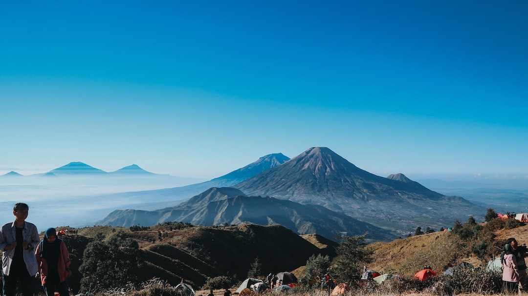 Scenic view of mountains with hikers showcasing the best thermal base layers for outdoor adventures